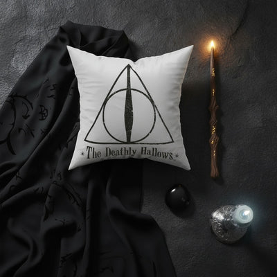 Deathly Hallows Yastık — Styling Shot
