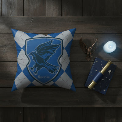 Ravenclaw Yastık — Styling Shot